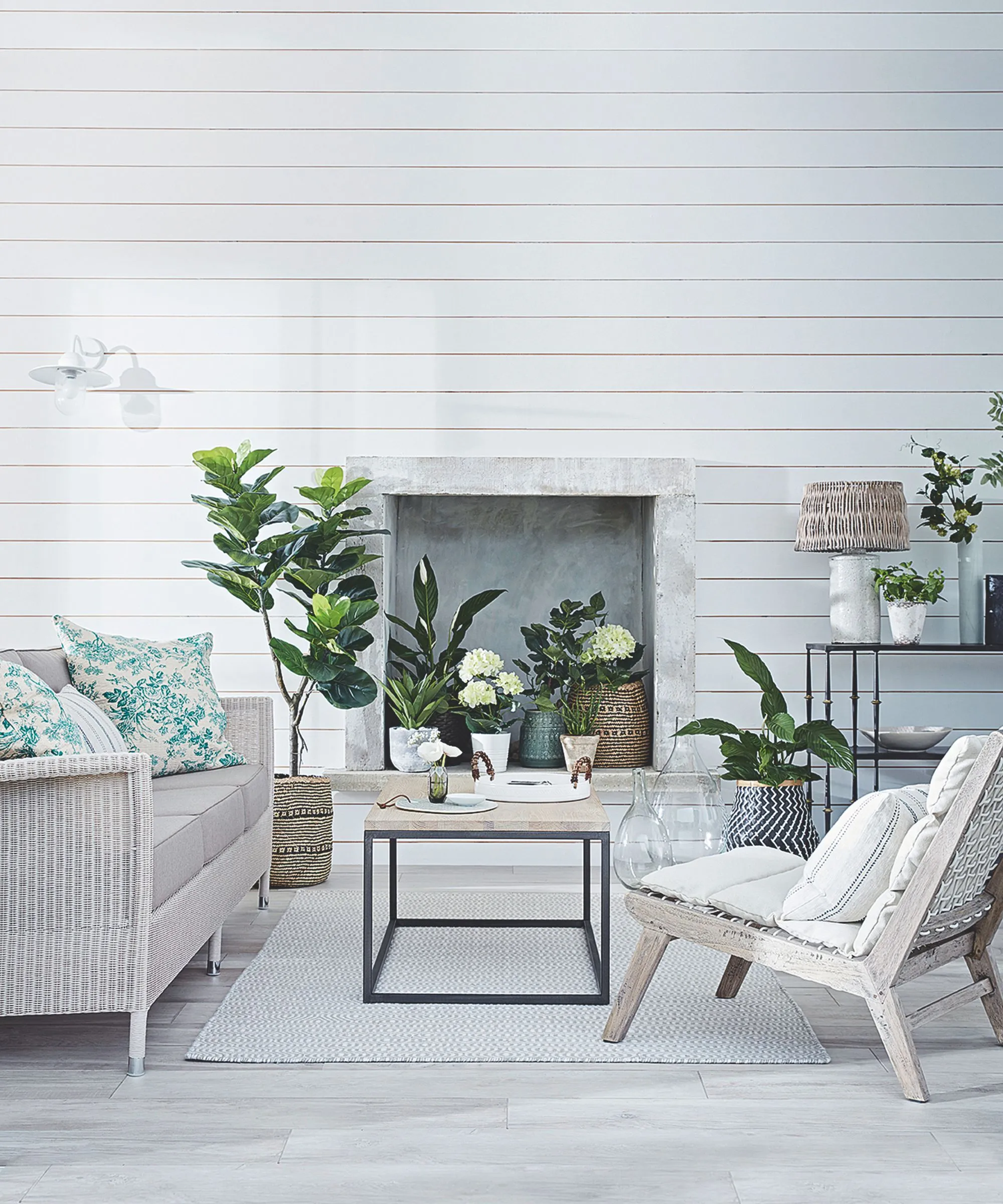 Chambre lambrissée blanche avec plantes et mobilier neutre' loading='lazy' title=