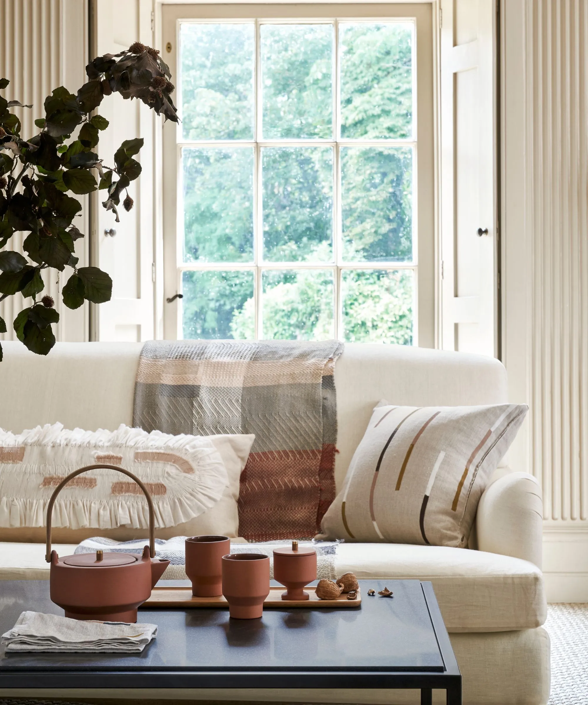 Salon neutre et confortable' loading='lazy' title=