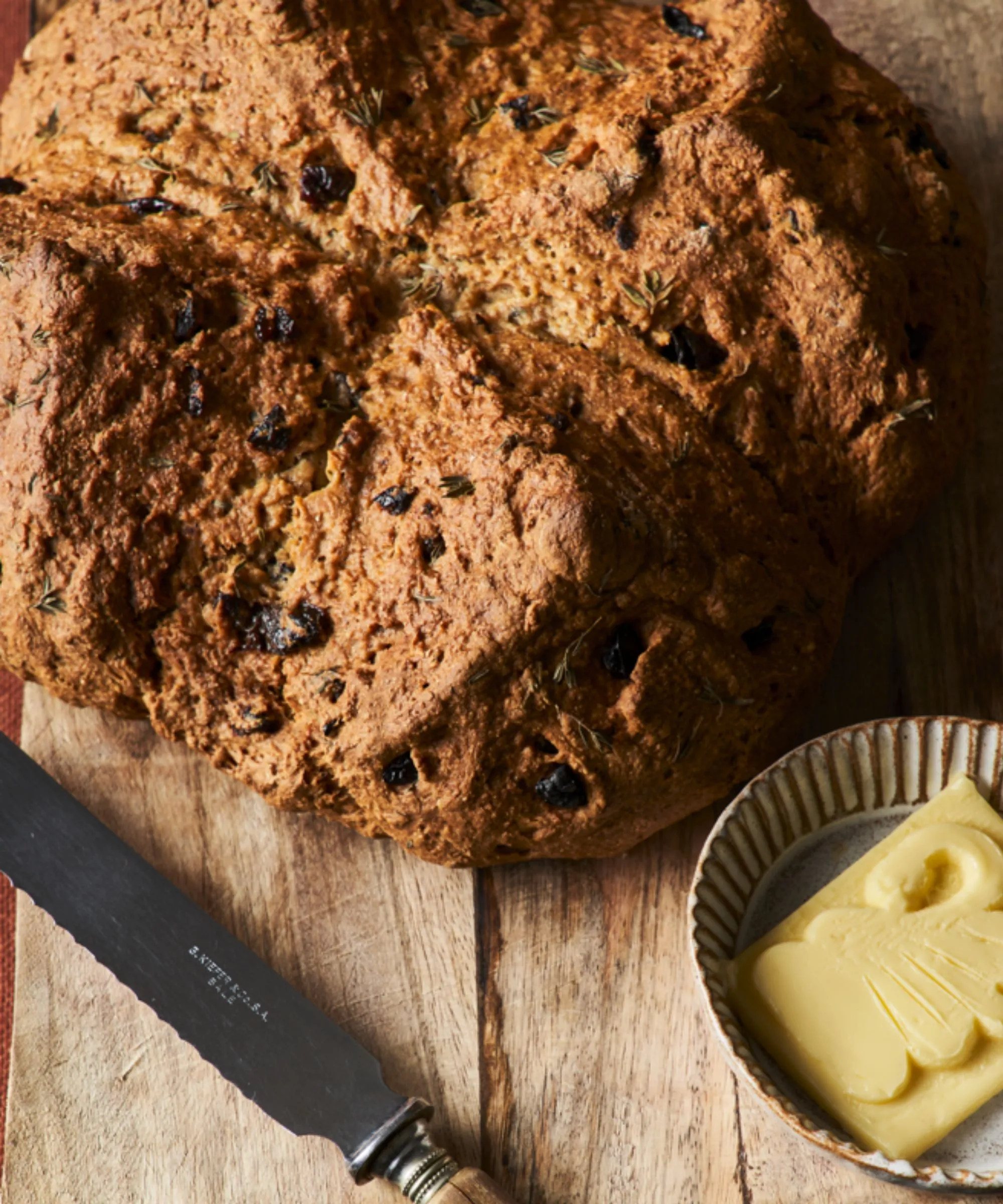 כיכר לחם עם סכין ולוח חמאה' loading='lazy' title=