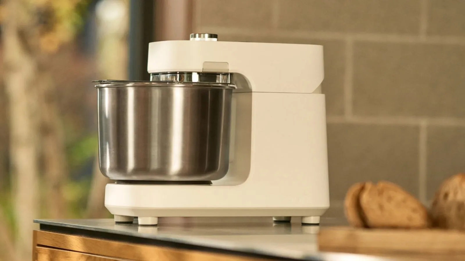 Ooni Halo Pro Spiral Mixer em branco polar em uma ilha de cozinha' loading='lazy' title=
