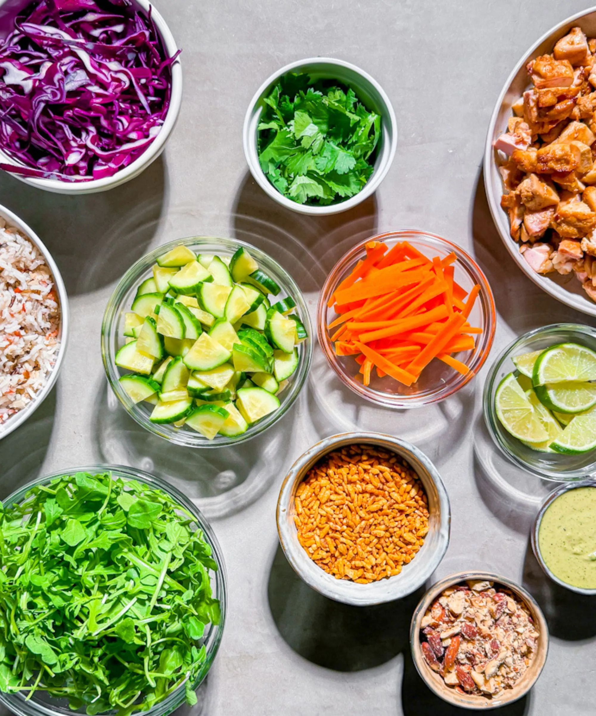 misky nakrájené zeleniny a dalších přísad' loading='lazy' title=