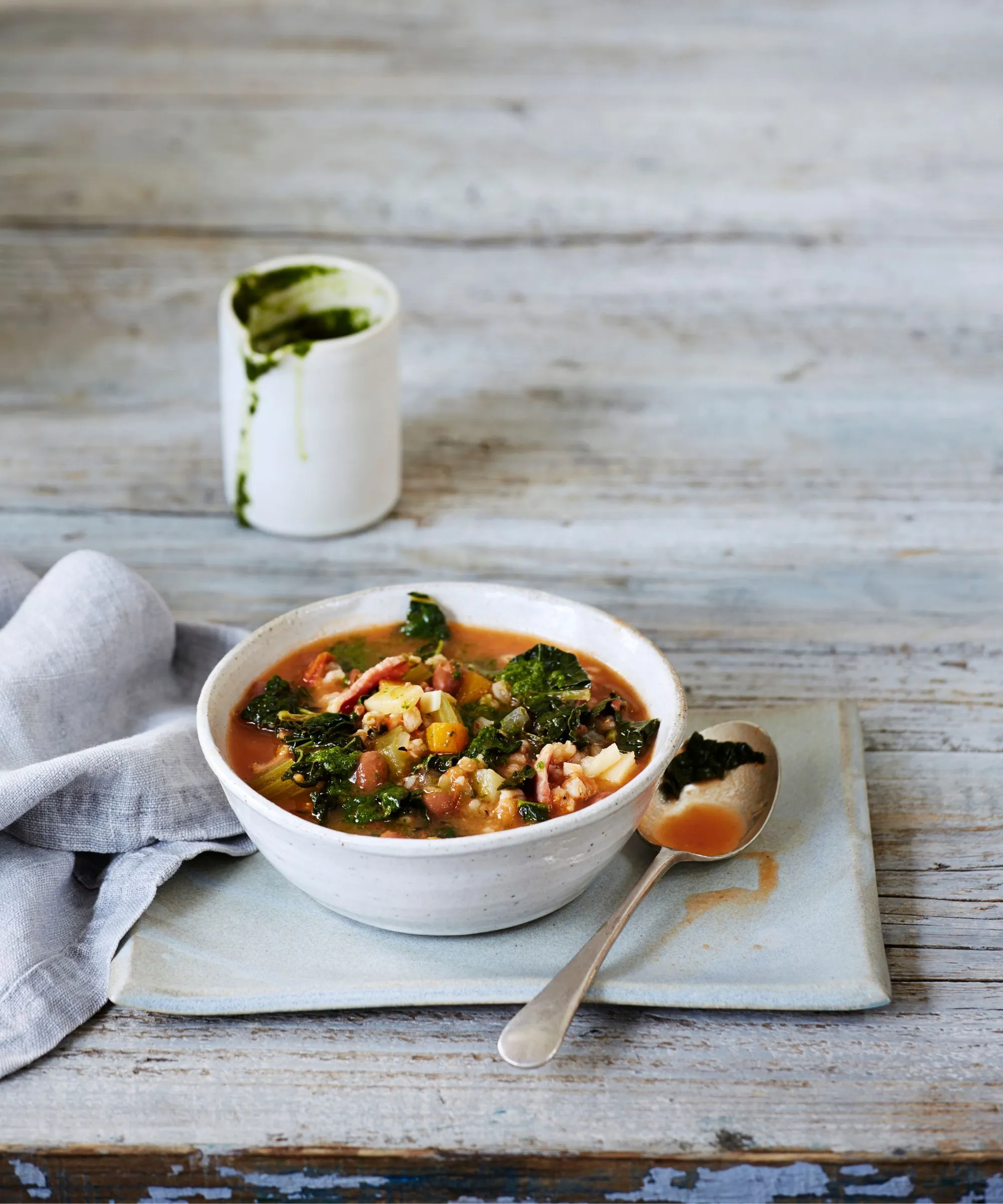 Táto plnka a chutná polievka plná zimnej zeleniny, strukovín a obilnín je čistá dobrota v miske