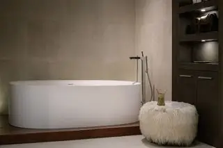 חדר רחצה מודרני עם אמבטיה עצמאית