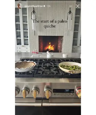 El toque texturizado de Gwyneth Paltrow en la clásica cocina blanca es una fórmula de diseño que resistirá la prueba del tiempo.