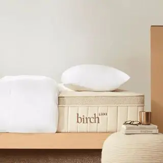 prírodný matrac Birch Luxe v modernej spálni