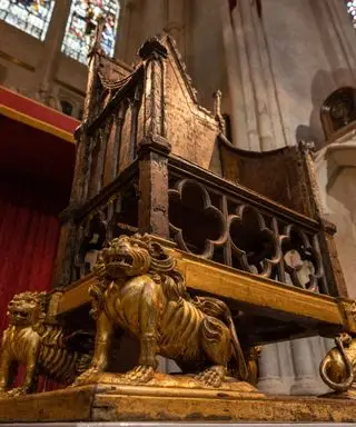 Kroningsstolen: Den 700 år gamle artefakt, der vil spille en afgørende rolle i weekendens ceremoni