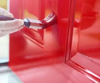 Os pintores profissionais concordam: esta é a melhor maneira de pintar portas para um acabamento perfeito e perfeito