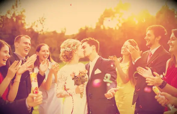 100 morsomme bryllup sitater som vil få alle på feiringen til å le