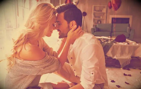 120 Valentinsdag sitater for ham (kjærlighetsmeldinger for mannen din eller kjæresten)