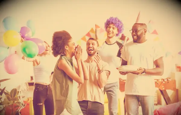 91 Citações engraçadas de aniversário para amigos com humor hilário que fará você rir