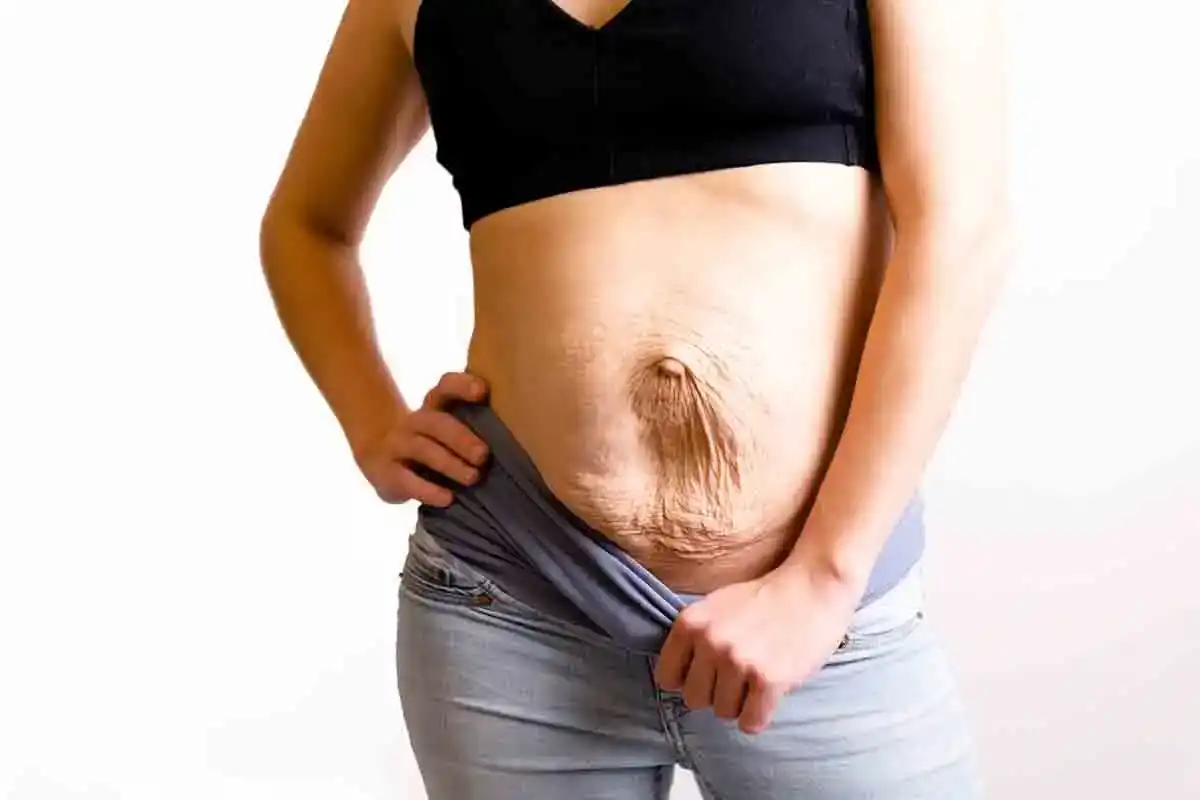 La guida definitiva alla cura postpartum (dalla biancheria intima alla perdita dei capelli)