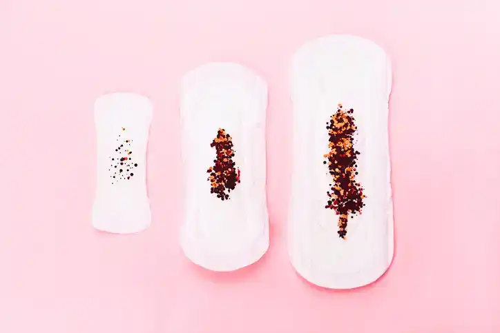 Einnistungsblutung und prämenstruelles Syndrom: Wie erkennt man den Unterschied?