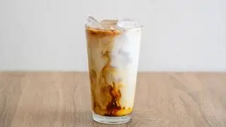 un café helado sobre una encimera de madera