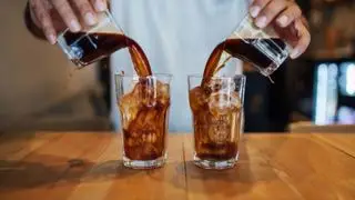 dos vasos de café helado servidos uno al lado del otro, simultáneamente