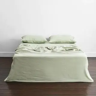 ベッドの上に緑の最高のベッドシーツ