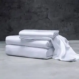 グレーの背景に高級シートセット。