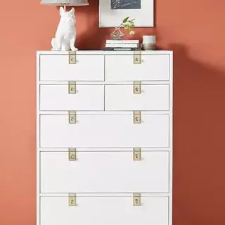 Anthropologie Ingram Seven Drawer Kommode mod en fersken væg.