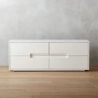 CB2 Latitude Kommode mod en grå væg.