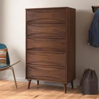 Wayfair Amoakuk kiste mod en hvid væg.