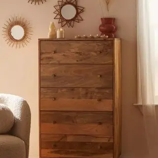 Urban Outfitters Amelia Tall Dresser mod en beige væg.