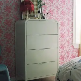 Urban Outfitters Kane Kommode mod en pink og hvid mønstret væg.