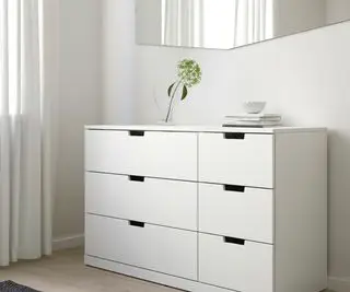 IKEA kommode mod en hvid væg.