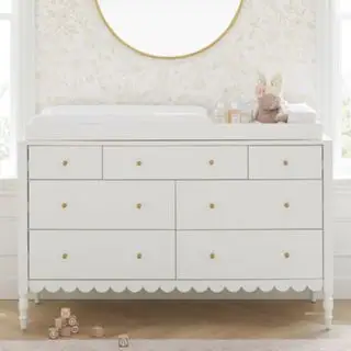 West Elm Penny Kommode sat mod en hvid soveværelsesvæg.