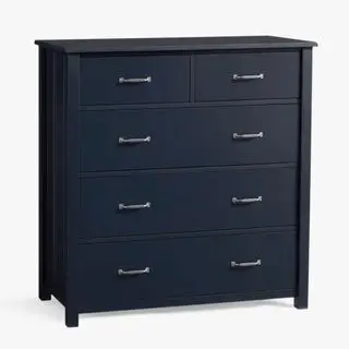 West Elm Camp høj kommode mod hvid baggrund.