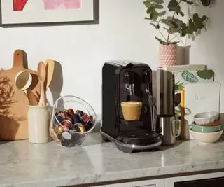 Nespresso pod kaffemaskin på en benkeplate