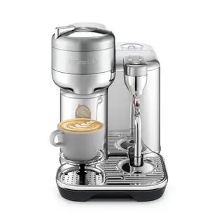 En Nespresso Vertuo Creatista på hvit bakgrunn