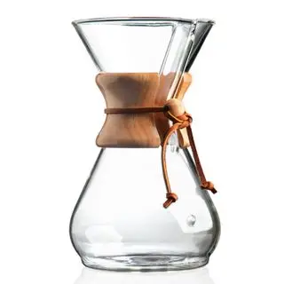 En Chemex pour-over kaffetrakter mot en hvit bakgrunn