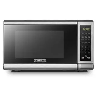 Un four à micro-ondes numérique BLACK+DECKER sur fond blanc