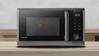 Le micro-ondes Toshiba sur un comptoir en bois
