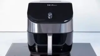 La friteuse à air Instant Essentials sur un comptoir en marbre