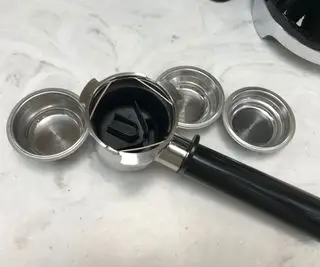 Máquina de café expresso Smeg fazendo um café expresso