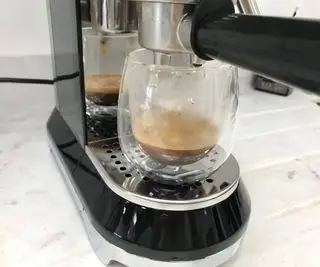 Máquina de café expresso Smeg fazendo um americano