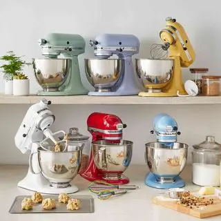 Robot da cucina Artisan KitchenAid a colori su Sur La Table