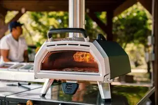 Ooni Karu 16 lager pizza