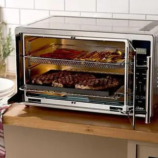 Vzduchová fritéza Oster XL 11 v 1 na kuchynskej linke.
