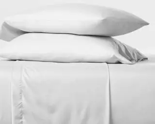 Draps de lit blancs à seuil