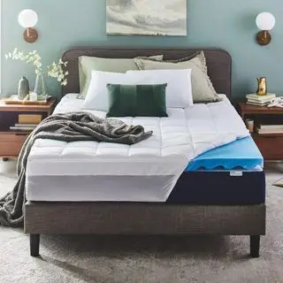 Sleep Innovations 4 Tommers Memory Foam Overmadrass på en seng.