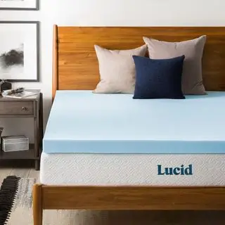 Lucid Overmadrass på en seng.