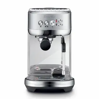 Uma cafeteira Breville Bambino Plus em um fundo branco