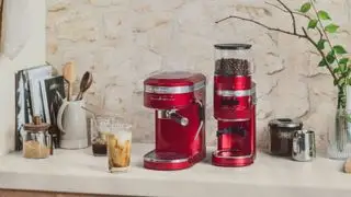 Máquina de café expresso Kitchenaid e moedor em uma superfície com café ao redor