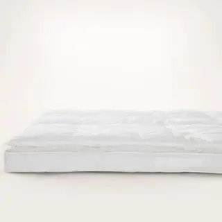 ベージュの背景にクラウド カバー マットレス トッパー。