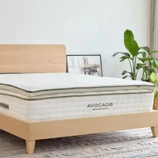ベッド上のオーガニックラテックスマットレストッパー。