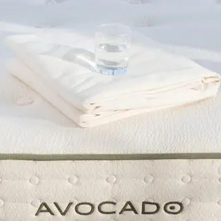 ベッド上のオーガニック防水マットレスプロテクター。