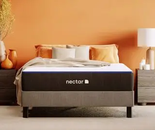 En Nectar Memory Foam Madras i et soveværelse.