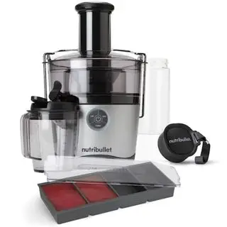 Nutribullet pro odšťavňovač na bílém pozadí