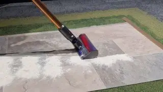 Dyson Cyclone V10 Absolute を使用して、リノリウムで小麦粉と砂糖をテストします。小麦粉と砂糖の明確な道を取り除きました
